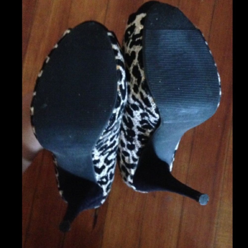 Charming Charlie Black gold animal print leopard cheetah sequin peep toe heels - Picture 4 of 4